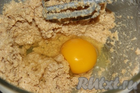 Затем добавить яйцо, снова взбить до однородности. Всыпать корицу, перемешать миксером.