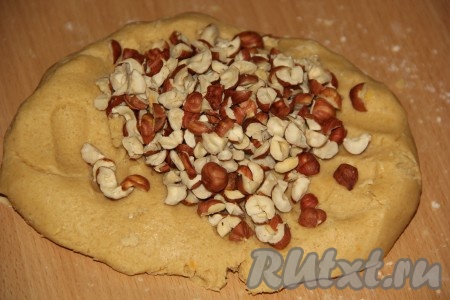Добавить орехи, вмесить их в тесто.