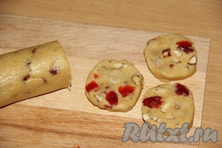 Затем освободить тесто от плёнки и нарезать каждую колбаску на шайбочки толщиной, примерно, 1,5-2 сантиметра.