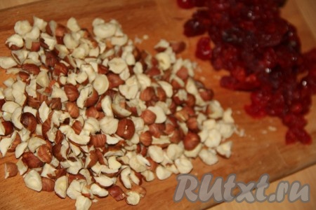 Сливочное масло заранее достать, чтобы оно полежало при комнатной температуре и стало достаточно мягким. Орехи (у меня - миндаль, фундук, фисташки) крупно порубить. Вяленую клюкву разрезать на 2-3 части.