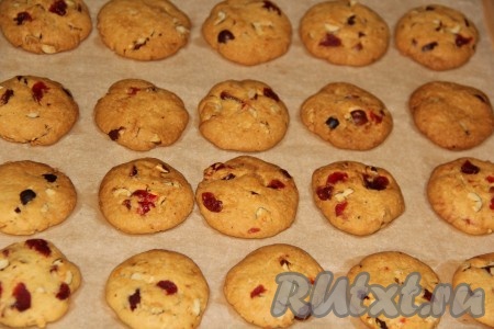 Выпекать печенье с вяленой клюквой и орехами минут 12-15.