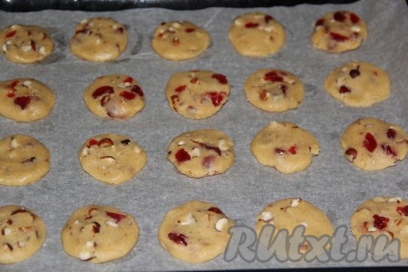 Прижать шайбочки ладонью, чтобы края стали покатыми. Противень застелить бумагой для выпечки, выложить печенье на небольшом расстоянии друг от друга и поставить в предварительно разогретую до 200 градусов духовку.