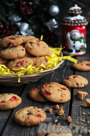 Достать выпечку из духовки, дать остыть и можно подавать к столу. Печенье с вяленой клюквой и орехами получается в меру рассыпчатым, ароматным и очень вкусным, оно безусловно понравится всей семье. При желании хранить эту выпечку можно в закрытом пластиковом боксе в течение месяца, хотя обычно она съедается за 1-2 дня.