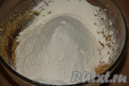 Всыпать 100 грамм просеянной муки.
