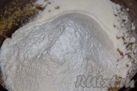 Добавить разрыхлитель. Перемешать тесто вначале столовой ложкой.