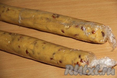 Завернуть колбаски в пищевую плёнку и убрать в холодильник на 1-2 часа.
