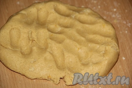 А затем, всыпая частями оставшуюся муку, замесить мягкое, нежное, не липнущее к рукам тесто.