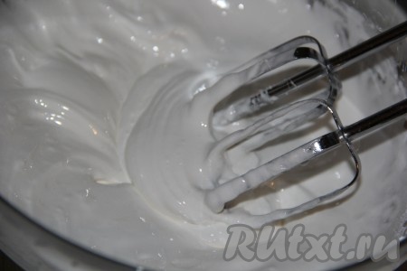 Для приготовления глазури нужно достать яичный белок из холодильника (белок должен быть хорошо охлаждённым), влить в ёмкость, удобную для взбивания, взбить миксером в пышную пену, затем, не прекращая взбивать, постепенно всыпать сахарную пудру и взбивать, примерно, 5 минут. Во взбитые белки влить лимонный сок и снова взбить. Глазурь получится в меру густой и блестящей.