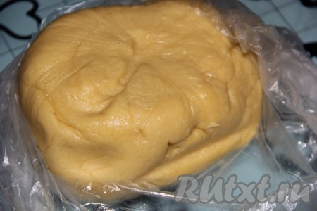 Затем завернуть тесто в пищевую плёнку (или поместить в пакет) и убрать в холодильник часа на 2-3.