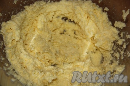 С помощью миксера взбить масло с сахаром в течение 5-7 минут.
