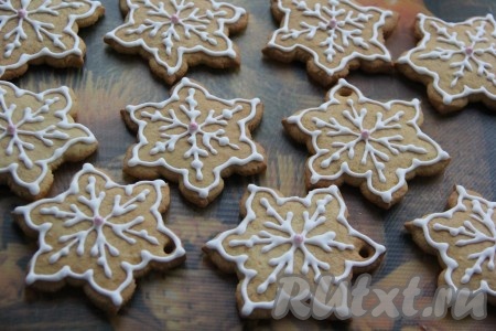 Поместить глазурь в кулинарный мешок, раскрасить остывшее сахарное печенье. Дать глазури застыть при комнатной температуре.&nbsp;