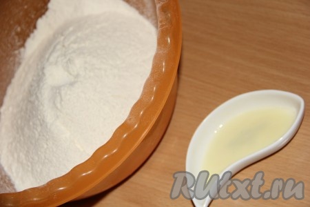 Для замешивания теста нужно в миску просеять муку, всыпать соль, перемешать. Сливочному маслу нужно дать полежать при комнатной температуре, чтобы оно размягчилось. Погасить соду соком лимона.