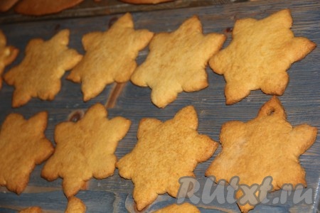 Выпекать сахарное печенье, примерно, 12-14 минут при температуре 200 градусов. Выпечка должна приобрести лёгкий золотистый цвет. Переложить печенье на доску и остудить.&nbsp;