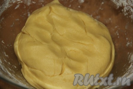 Частями добавляя муку и хорошо вмешивая её, замесить нежное, очень воздушное тесто, не липнущее к рукам. Как только тесто соберётся в ком, больше вымешивать его не нужно. Муки, в зависимости от качества масла, размера яиц, может потребоваться как больше, так и меньше, чем указано в ингредиентах, главное - ориентироваться на консистенцию замешиваемого теста.