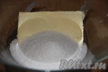 В отдельной миске нужно соединить сахар с мягким сливочным маслом.