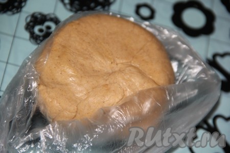 Убрать тесто для пряников в пакет и поместить в холодильник на пару часов.