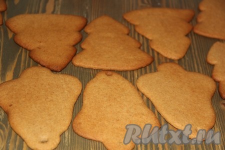 Выпекать пряники в разогретой до 200 градусов духовке минут 12. Пряники должны стать красивого золотистого оттенка. Готовую выпечку остудить до тёплого состояния, а затем аккуратно снять с бумаги, дать полностью остыть.