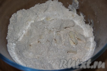 Перетереть содержимое миски руками до получения однородной крошки.