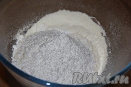 Прежде всего замесим тесто для пряников. Для этого 150 грамм муки нужно просеять в глубокую миску, всыпать сахарную пудру.