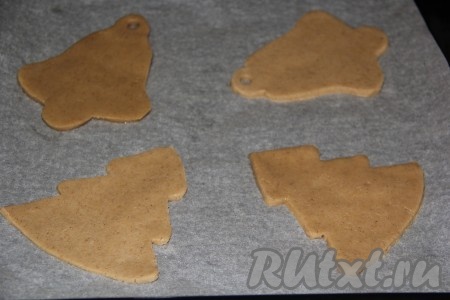 Заготовки пряников выложить на противень, застеленный пергаментом.