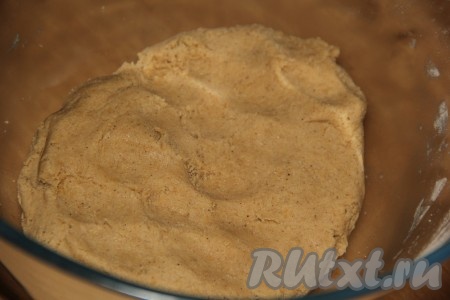 Замесить тесто сначала столовой ложкой, а затем руками. Сначала тесто будет рассыпаться, а затем соберётся в ком и станет очень эластичным. Если тесто будет липнуть к ладоням, добавьте понемногу оставшуюся муку, каждый раз полностью вмешивая её.