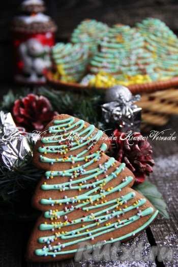 Выложить глазурь в кулинарный мешок и расписать её пряники. Вот так я раскрасила своими руками новогодний пряник в виде ёлочки, украсив его ещё и кондитерской посыпкой.