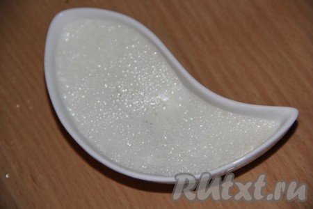 Соду погасить лимонным соком (или 9% уксусом).