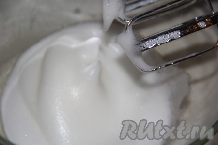 Белок взбить миксером до пышного состояния. Когда белок станет пышным, постоянно взбивая, понемногу всыпать сахарную пудру и взбивать в течение 5 минут, затем влить лимонный сок и взбивать ещё пару минут. В результате получится блестящая глазурь средней густоты. Можно разделить глазурь на части. В каждую часть глазури можно добавить пару капель гелевого красителя нужного цвета, перемешать.