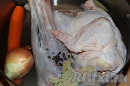 Морковь очистить. Лук хорошо вымыть, чистить его не нужно. Добавить в кастрюлю целую луковицу, морковь, лавровые листья и перец горошком, влить 5 литров холодной воды.
