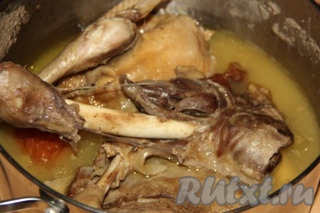 Поставить кастрюлю на огонь и довести бульон до кипения, снять пенку. Убавить огонь до минимума и накрыть кастрюлю крышкой. Варить холодец из козлятины и курицы 3 часа. Я воду во время варки не добавляла.
