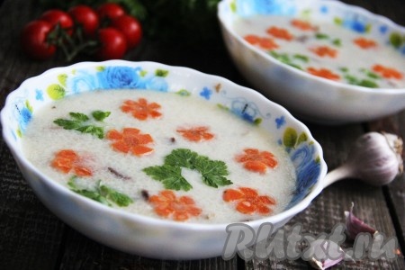 Холодец, остывший до комнатной температуры, поставить в холодильник на ночь (до полного застывания). Очень вкусный, нежный и ароматный холодец из козлятины с добавлением куриного мяса получился. Кто не любит верхний жирок, просто снимите его.
