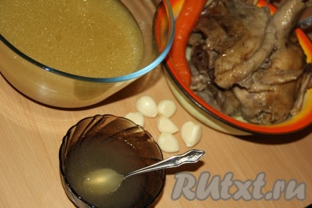 Снять кастрюлю с огня и оставить на 2-3 часа при комнатной температуре. Процедить бульон и посолить по вкусу. Отлить в отдельную миску 100 мл бульона. Когда бульон остынет, добавить желатин, перемешать и оставить набухать минут на 15. Чеснок очистить.
