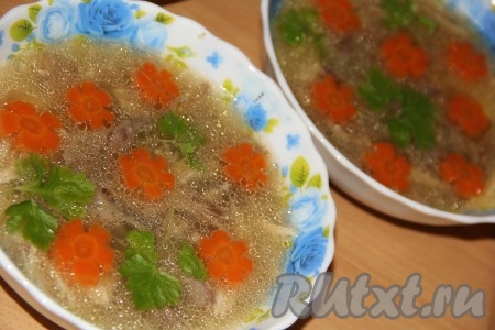 Выложить зелень и морковку.