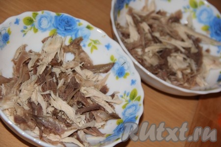 Мясо отделить от костей и порвать на волокна. Выложить мясо в тарелки (или формы для холодца).
