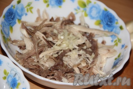 Разложить чеснок по тарелкам.