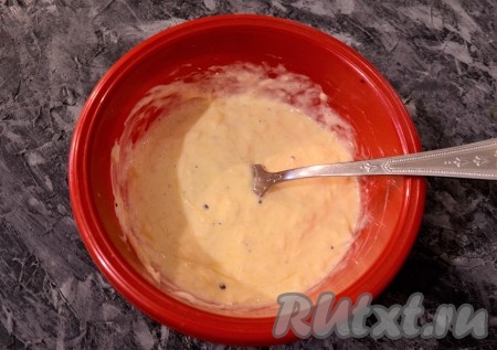Хорошенько перемешать смесь сыра и майонеза.
