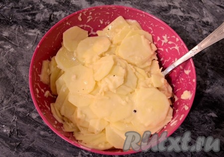 Нарезанный картофель смешать с подготовленной смесью сыра и майонеза.
