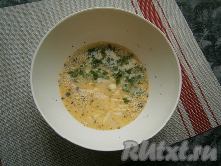 Сюда же добавить мелко нарезанную зелень петрушки,&nbsp;измельчённый чеснок и лук, нарезанный небольшими и тонкими кусочками, перемешать смесь яиц и молока.
