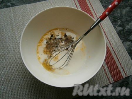 К яичной массе добавить молоко, всыпать сушёный базилик и чёрный молотый перец, снова взбить венчиком.
