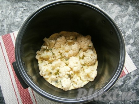 Выставить режим "Выпечка" на 25 минут, после чего, открыв крышку мультиварки, влить 50 мл горячей воды. Снова крышку закрыть и готовить цветную капусту на том же режиме ещё 10 минут. Далее готовое блюдо оставить в мультиварке под крышкой на 10-15 минут.
