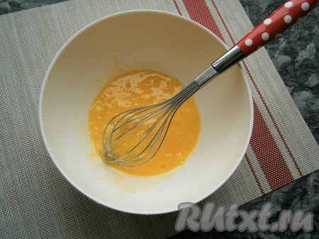 Лук и чеснок очистить. Яйца взбить венчиком с солью.
