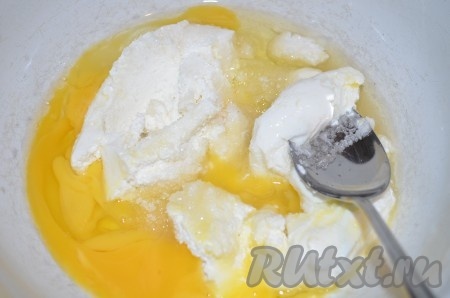 Творог тщательно перемешать с сахаром, солью, яйцами.
