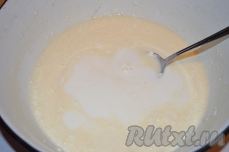 К получившейся творожной смеси добавить молоко, перемешать до однородности.