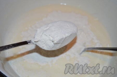 Затем всыпать разрыхлитель и начать небольшими порциями добавлять муку, каждый раз тщательно вмешивая. Добавляя муку, учитывайте, что тесто должно напоминать густую сметану.