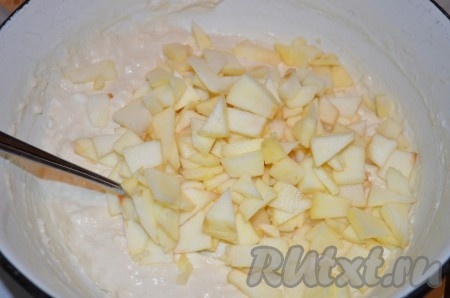 Яблоко нарезать на тонкие ломтики, добавить в тесто, перемешать. У меня было крупное яблоко, если у вас яблоки средних размеров, то можно добавить два.