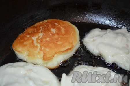 Сковороду хорошо прогреть с растительным маслом. Выкладывать на хорошо разогретую сковороду по столовой ложке теста в виде круглых оладий. Творожные оладьи с яблоками жарить на среднем огне до золотистого цвета с двух сторон (примерно по 2-3 минуты с каждой стороны), затем переложить на тарелку. По желанию оладушки можно помокнуть бумажной салфеткой, чтобы убрать лишнее масло. Тесто перемешать, постепенно пожарить все оладьи.