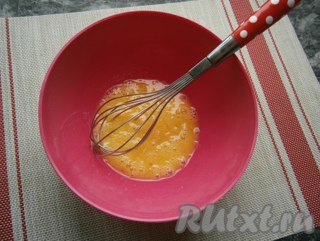 Влить 15 мл воды и взбить тщательно венчиком.
