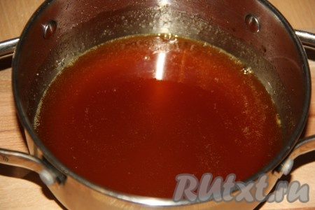 Тщательно перемешать получившуюся массу, чтобы сахарная пудра полностью растворилась, и снять с огня.
