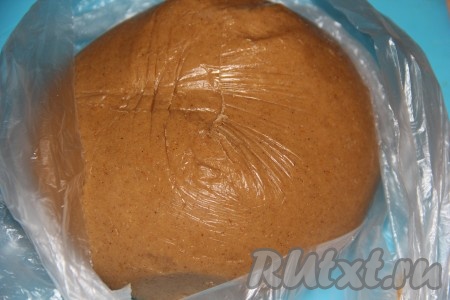 Замешанное тесто, завернув в пищевую плёнку, отправить не менее чем на 10 часов в холодильник.
