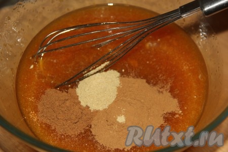 Всыпать корицу, мускатный орех и имбирь, перемешать получившуюся массу со специями.
